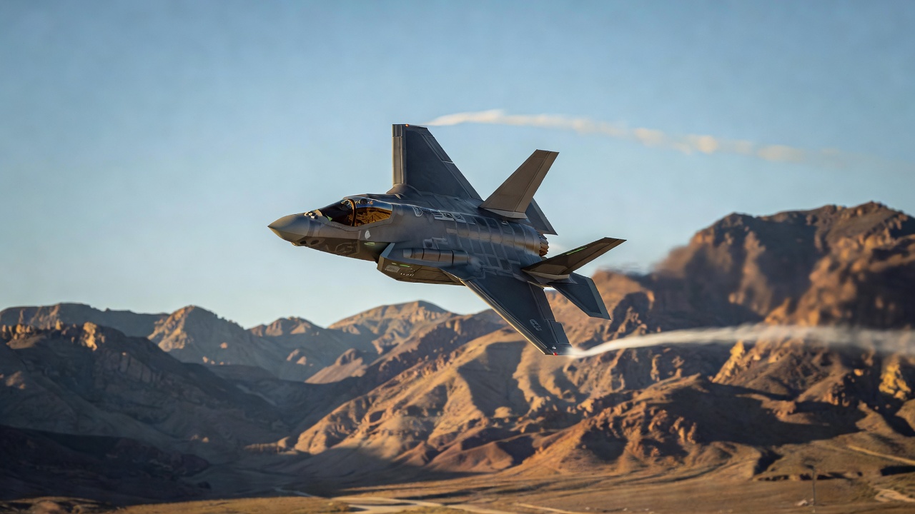 a pic of a fighter jet plane